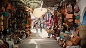 Visita el zoco y participa del divertido juego del regateo, cultura y tradición del espíritu comerciante de Marruecos